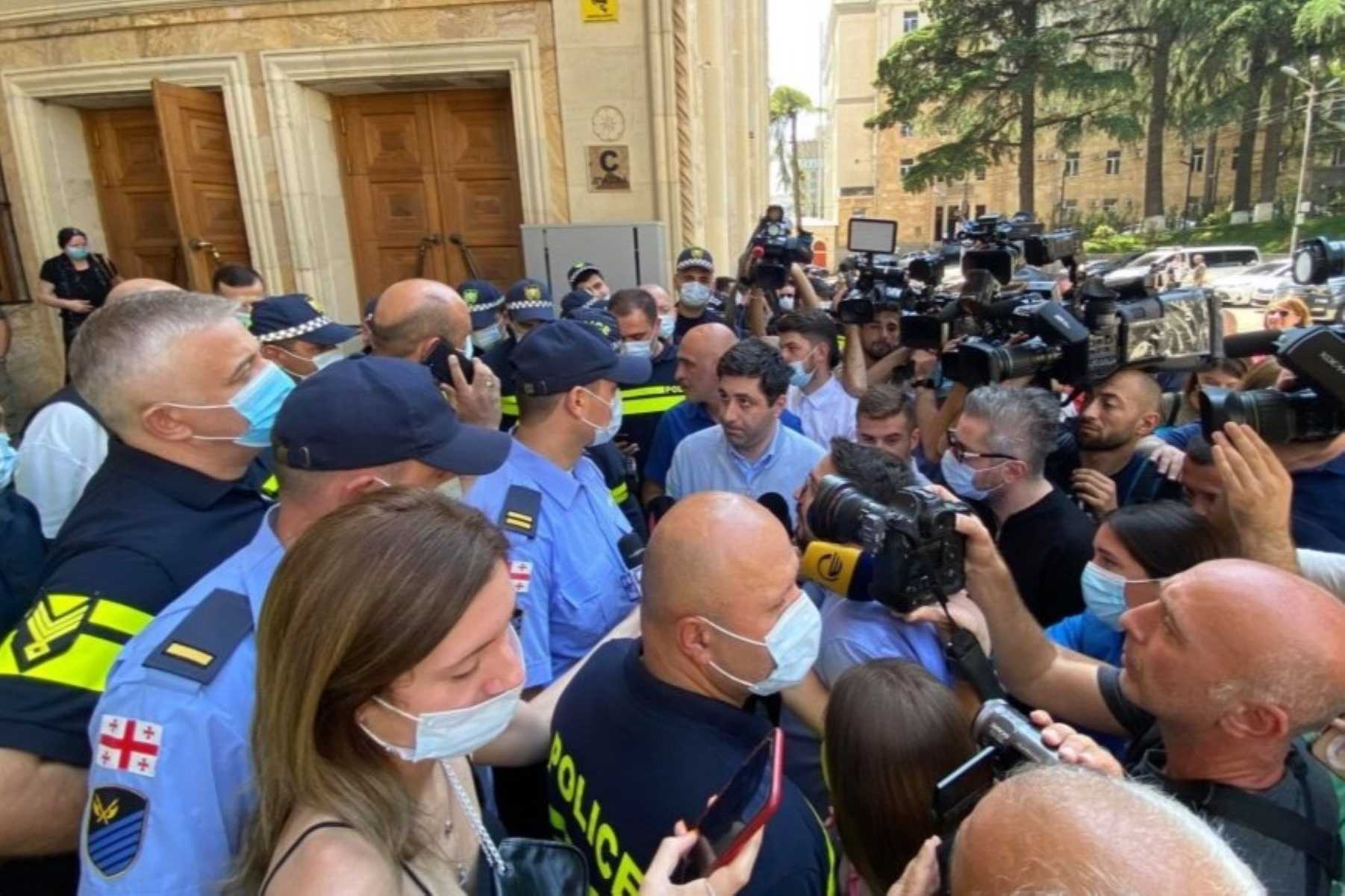 Journalists being denied entry to the parliament in July 2021. Photo: Sopho Datishvili / RFE/RL