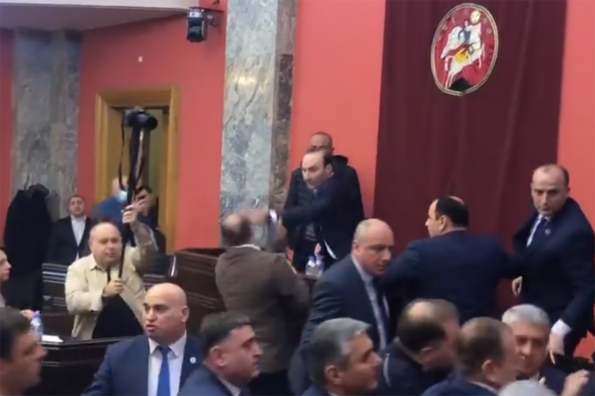 Anri Okhanashvili striking Levan Khabeishvili.
