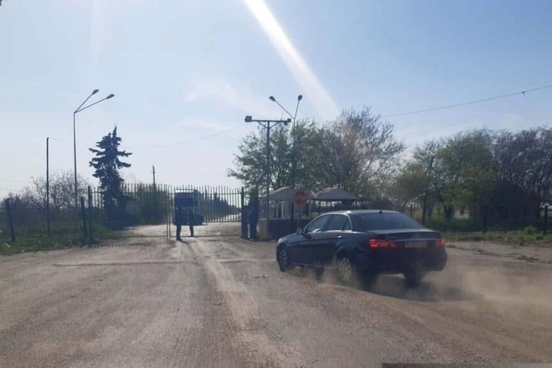A car carrying the four expelled diplomats leaving Azerbaijan at the land border with Iran. Photo: Apa.az