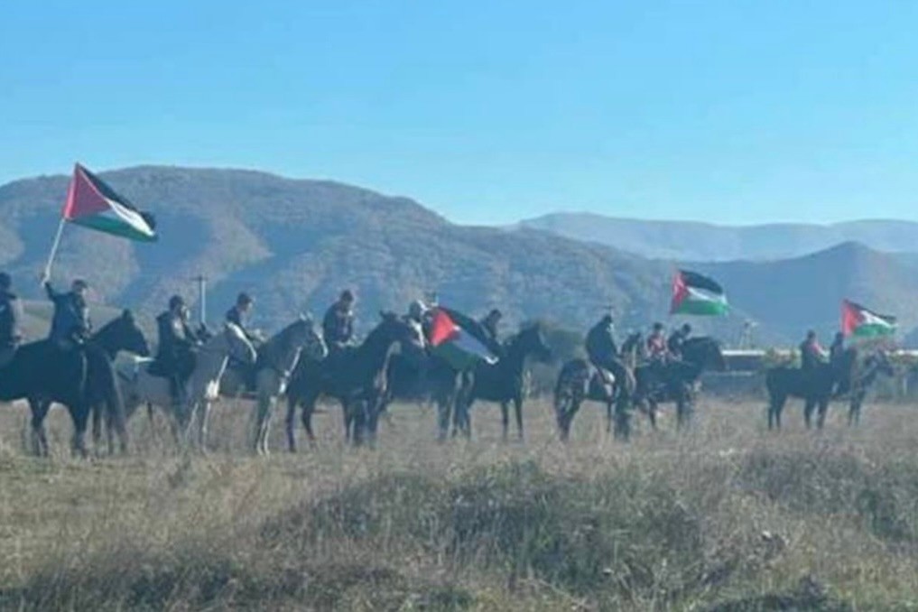 Horse racers carrying Palestinian flags in Daghestan on 20 October. Image: Newizv.ru