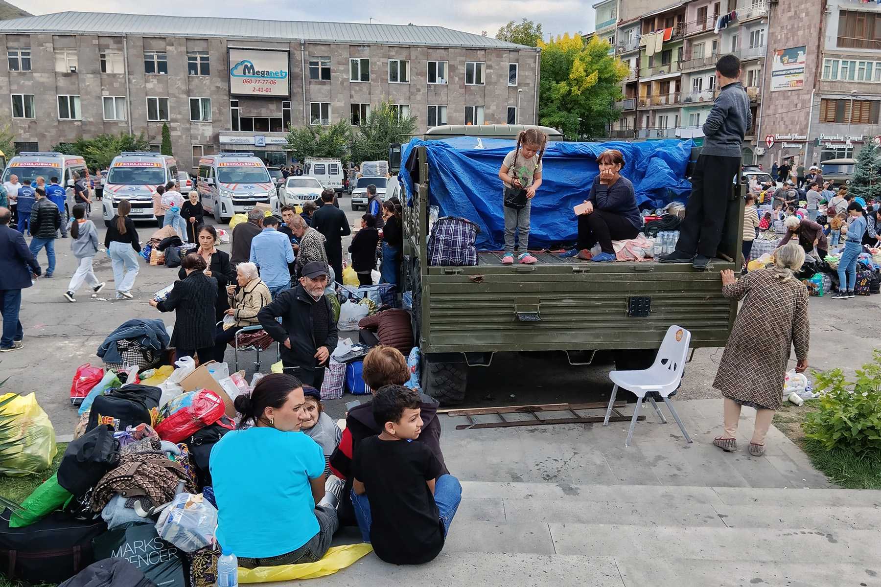 Refugees arriving in Goris, southern Armenia, from Nagorno-Karabakh. Photo: Arshaluys Barseghyan/OC Media.