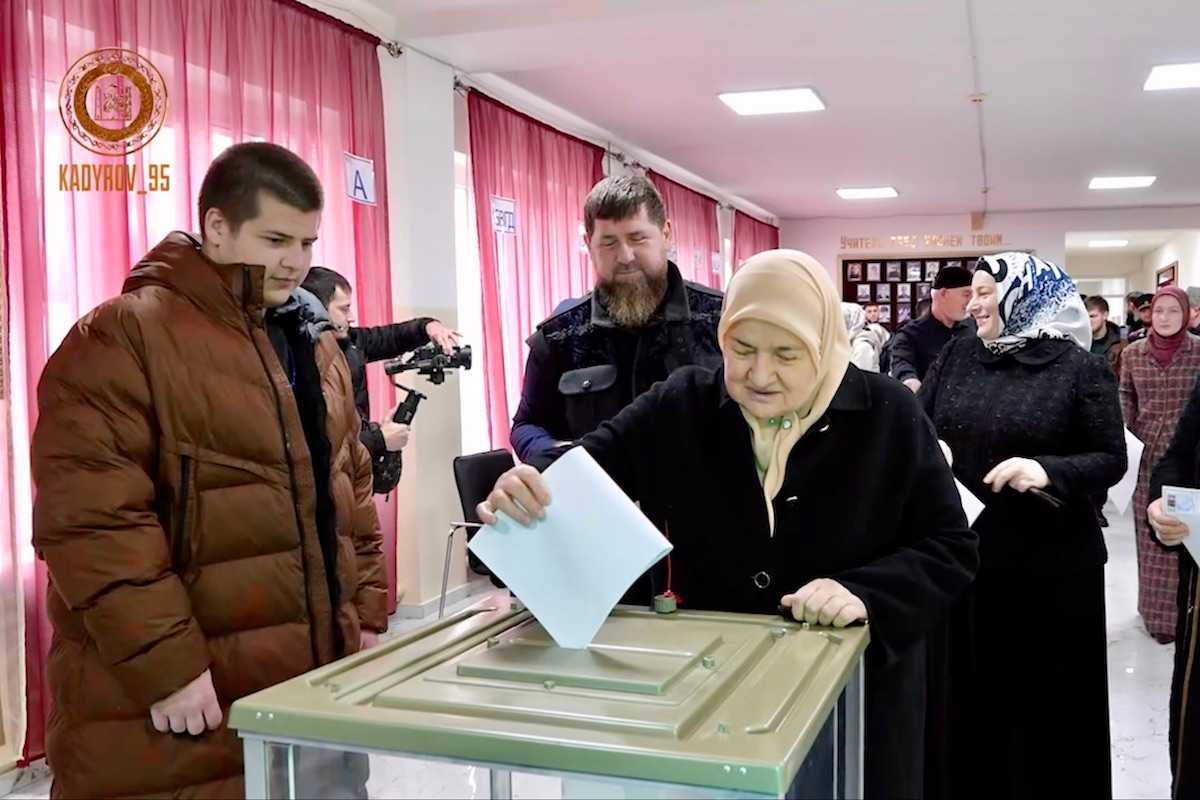 Ramzan Kadyrov with his family at the polling station. Screengrab from Telegram.