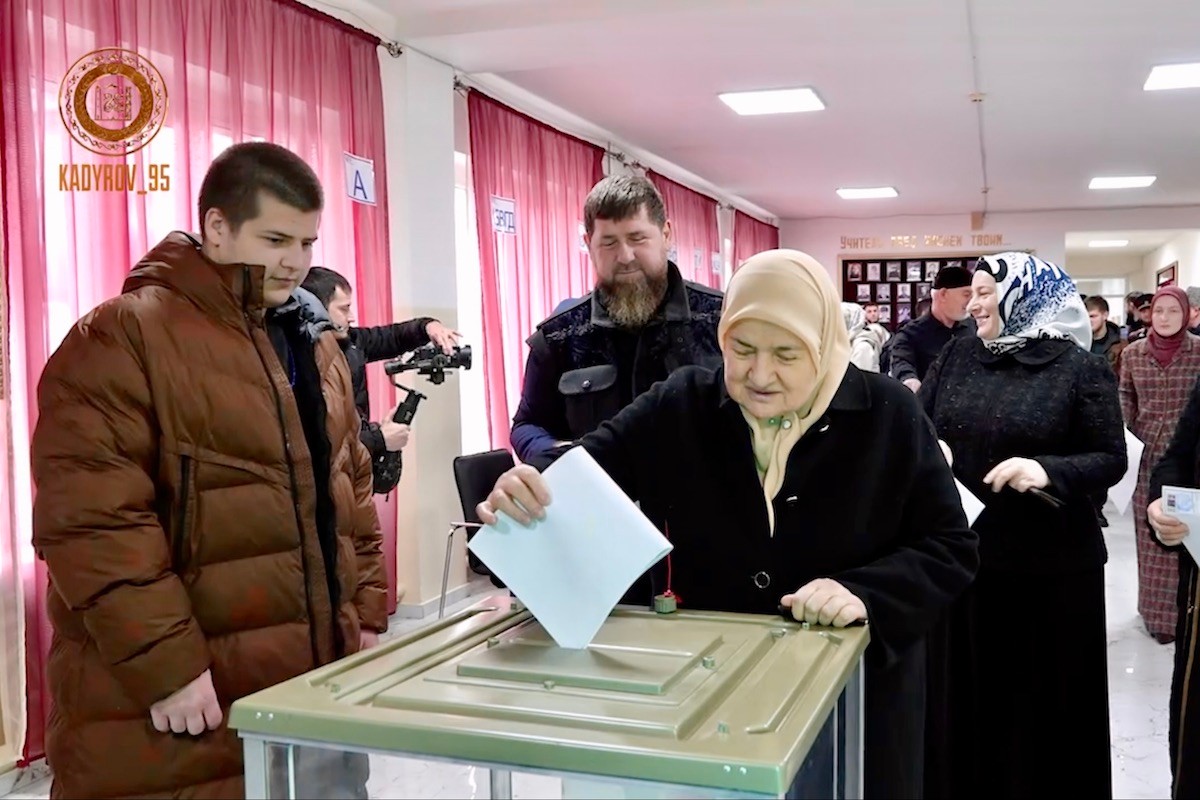 Ramzan Kadyrov with his family at the polling station. Screengrab from Telegram.