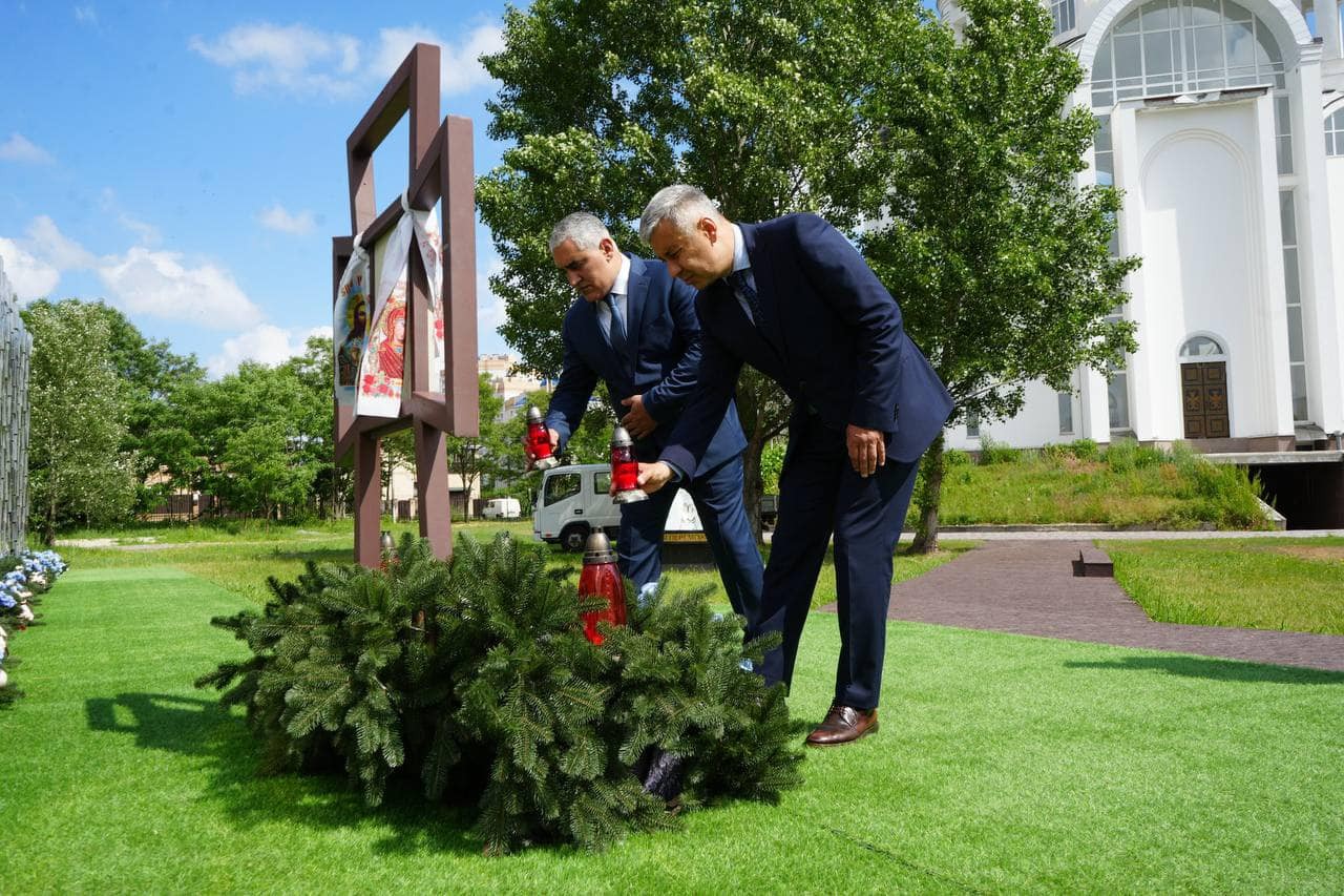 Armenian Ambassador to Ukraine, Vladimir Karapetyan (right), and the head of Yerevan’s Nor Nork District, Tigran Ter-Margaryan (left), lay candles at a memorial to those killed by Russian troops in Bucha. Photo: Bucha City Council.