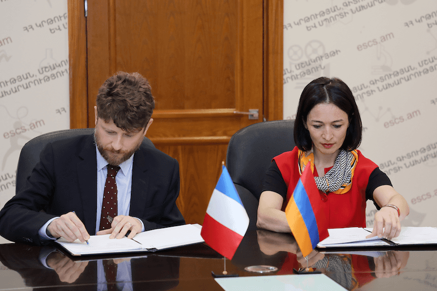 Education Minister Zhanna Andreasyan and French Ambassador Olivier Decottignies. Image by Ministry of Education.