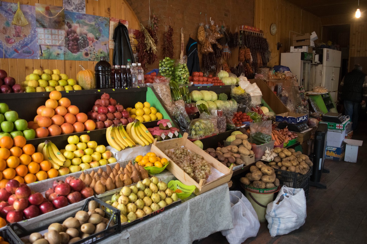 Здесь продаются фрукты, овощи, мясо и другие продукты