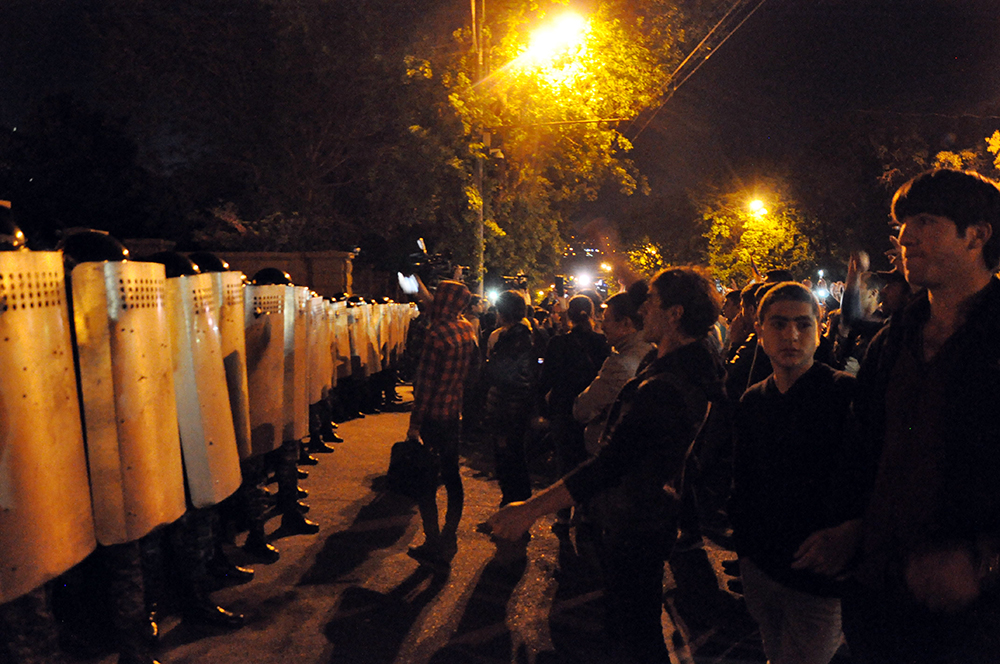 Protesters confront riot police on 18 May  (Mari Nikuradze/ OC Media)