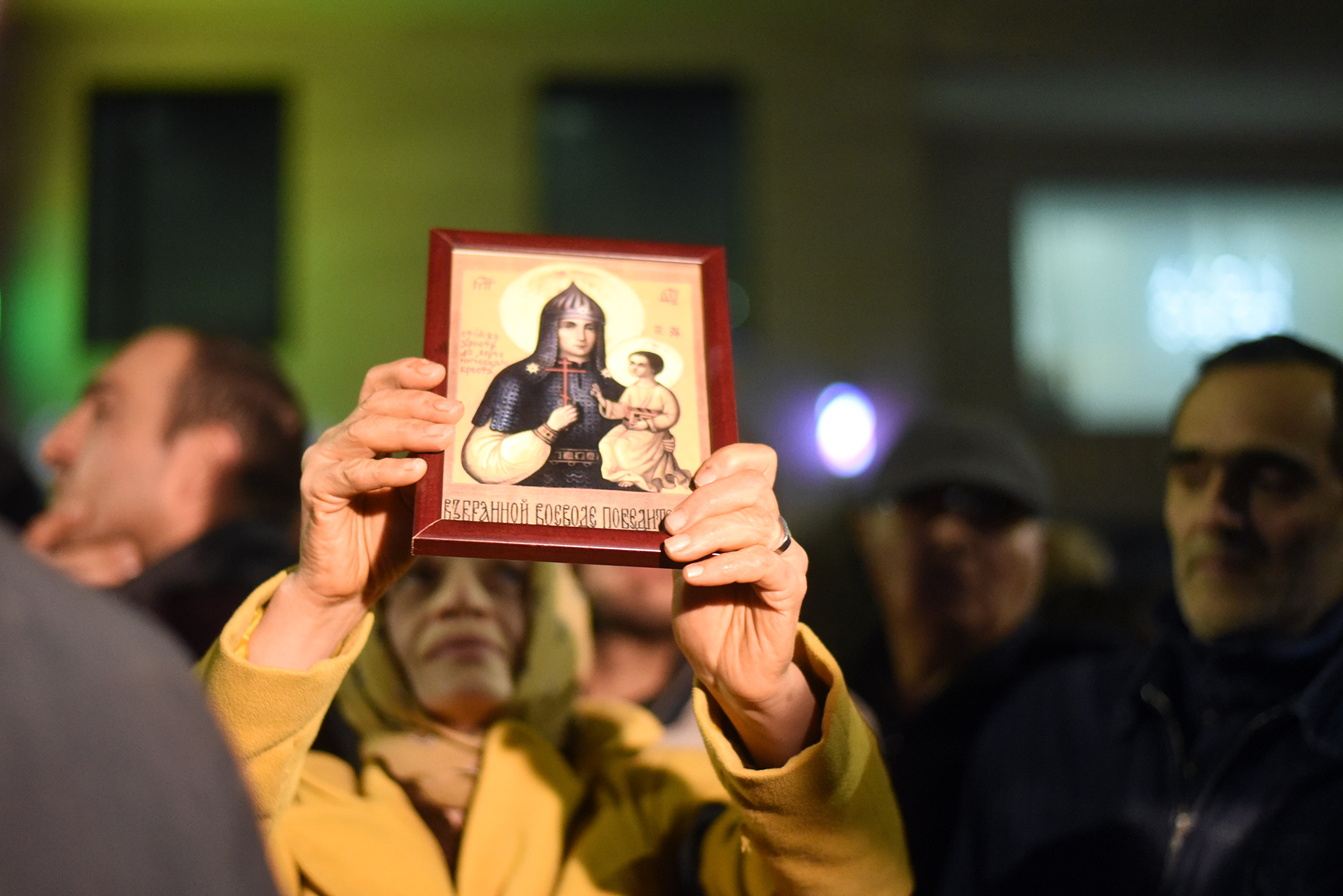 Участница протеста держит икону. Фото: Мари Никурадзе/OC Media