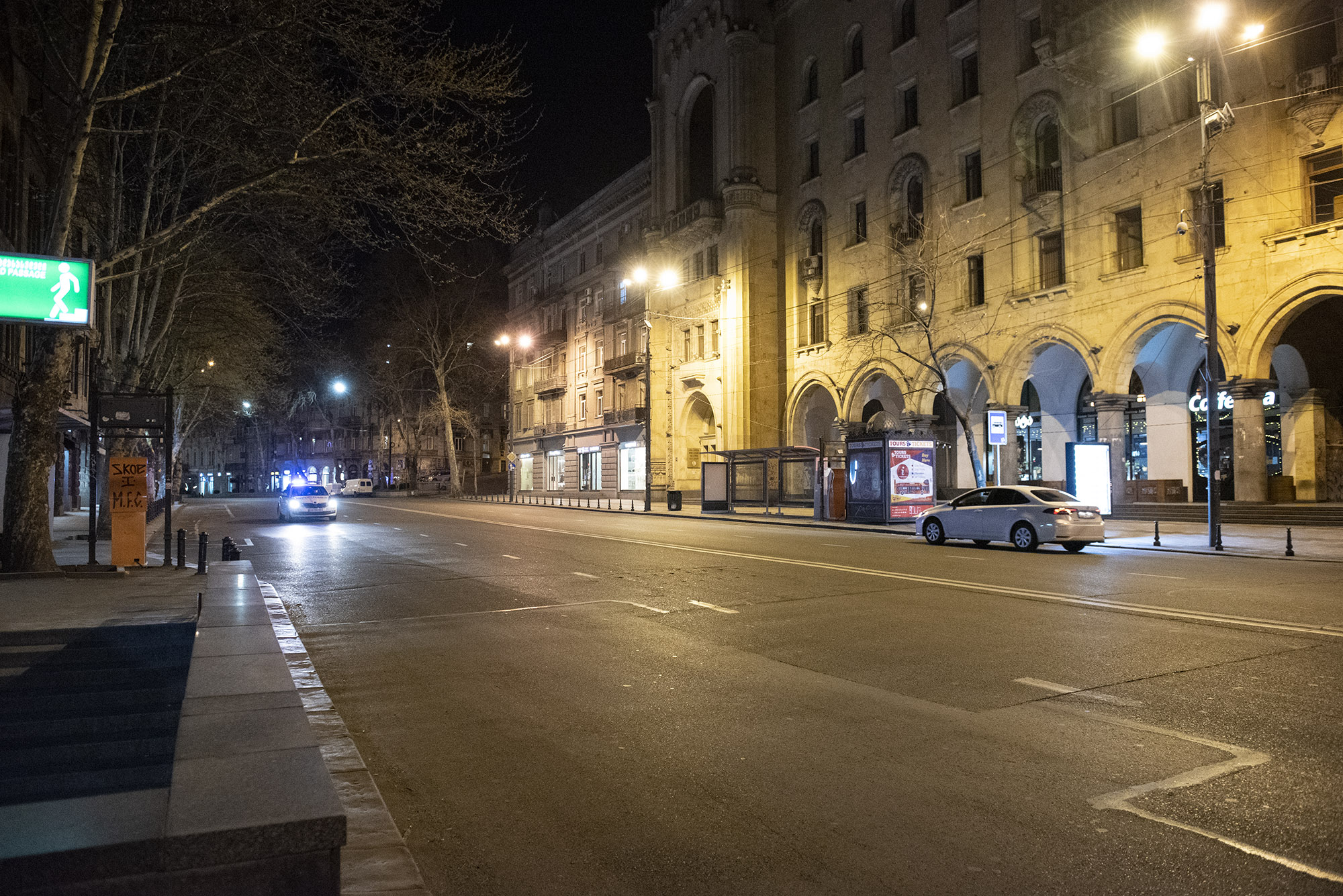 Tbilisi streets. Проспект Руставели Тбилиси. Тбилиси Руставели фото ночь. Ночной Тбилиси улицы. Тбилиси проспект Руставели фото.
