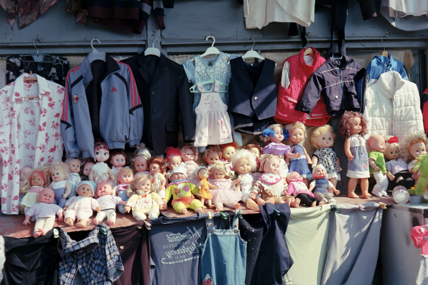Куклы на прилавке ждут своих новых владельцев. Фото: Софи Мдивнишвили/OC Media.