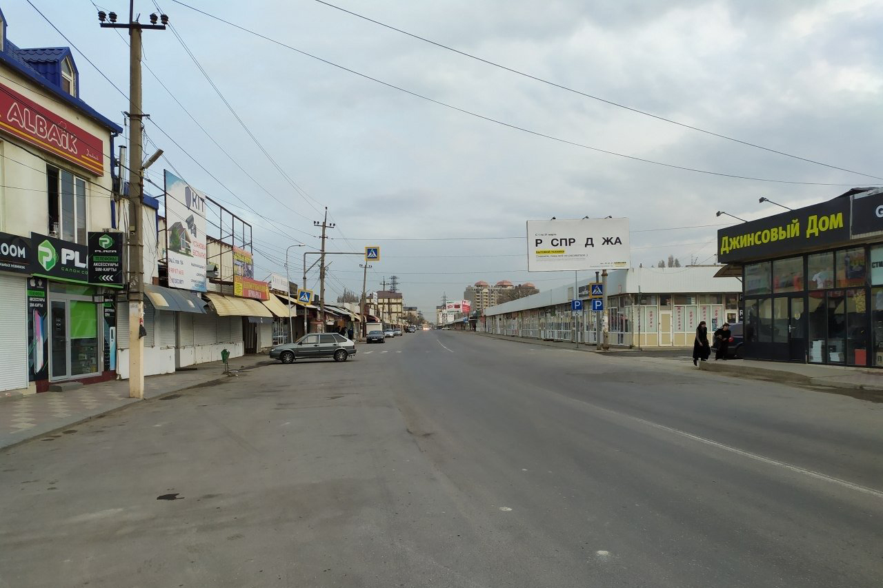  Закрытые магазины на улице Ирчи Казака в Махачкале. Фото: телеграм-канал «Совесть Дагестана».