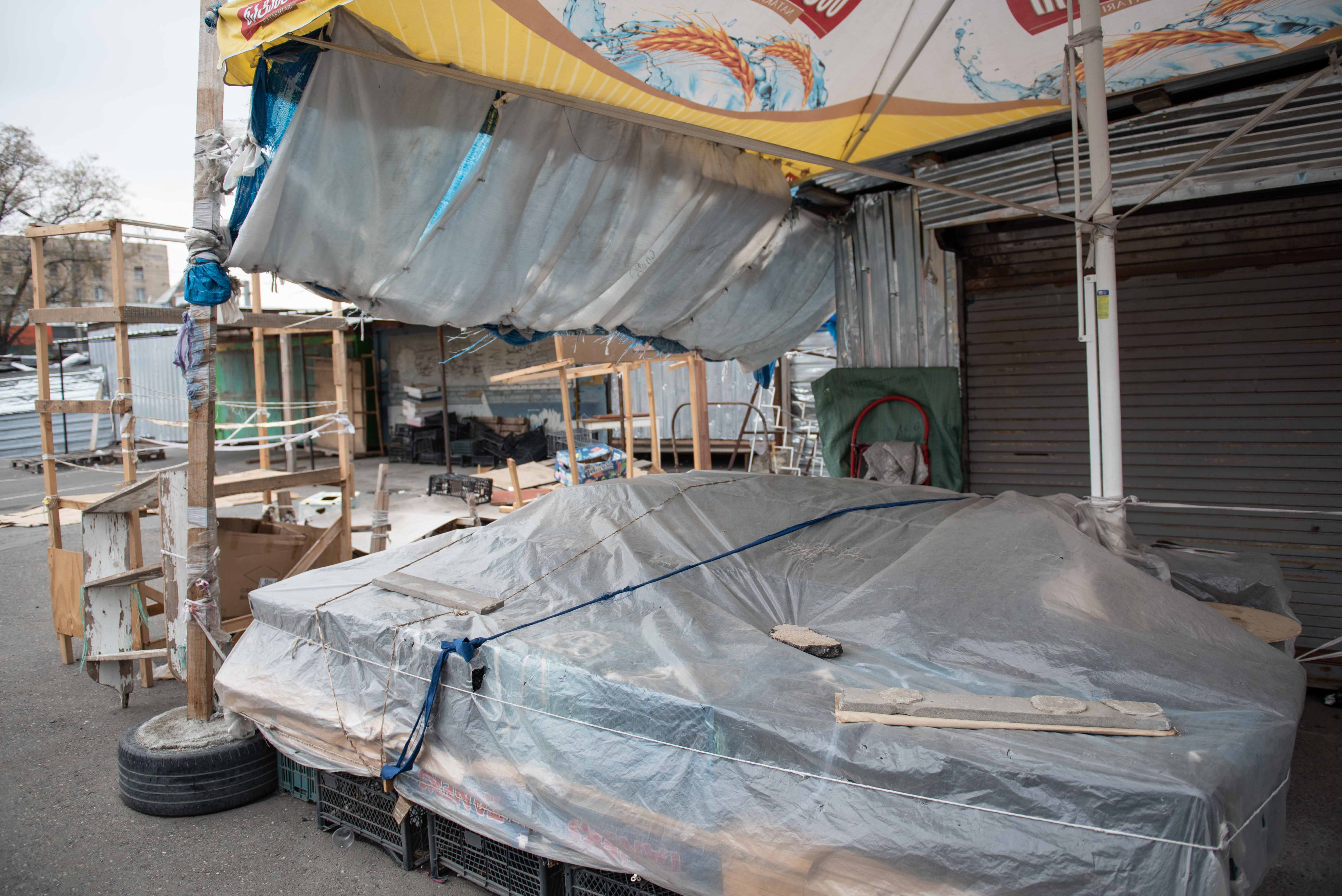 Пустые ларьки возле рынка на Вокзальной площади. Мариам Никурадзе/OC Media.