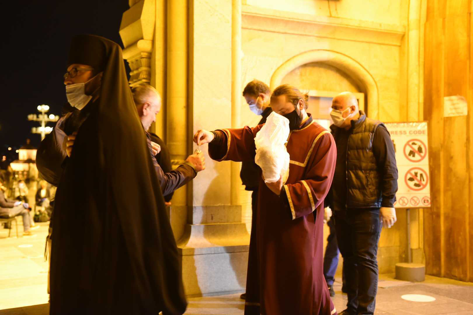 Служители церкви раздают маски на входе в церковь. Фото: Мариам Никурадзе/OC Media.