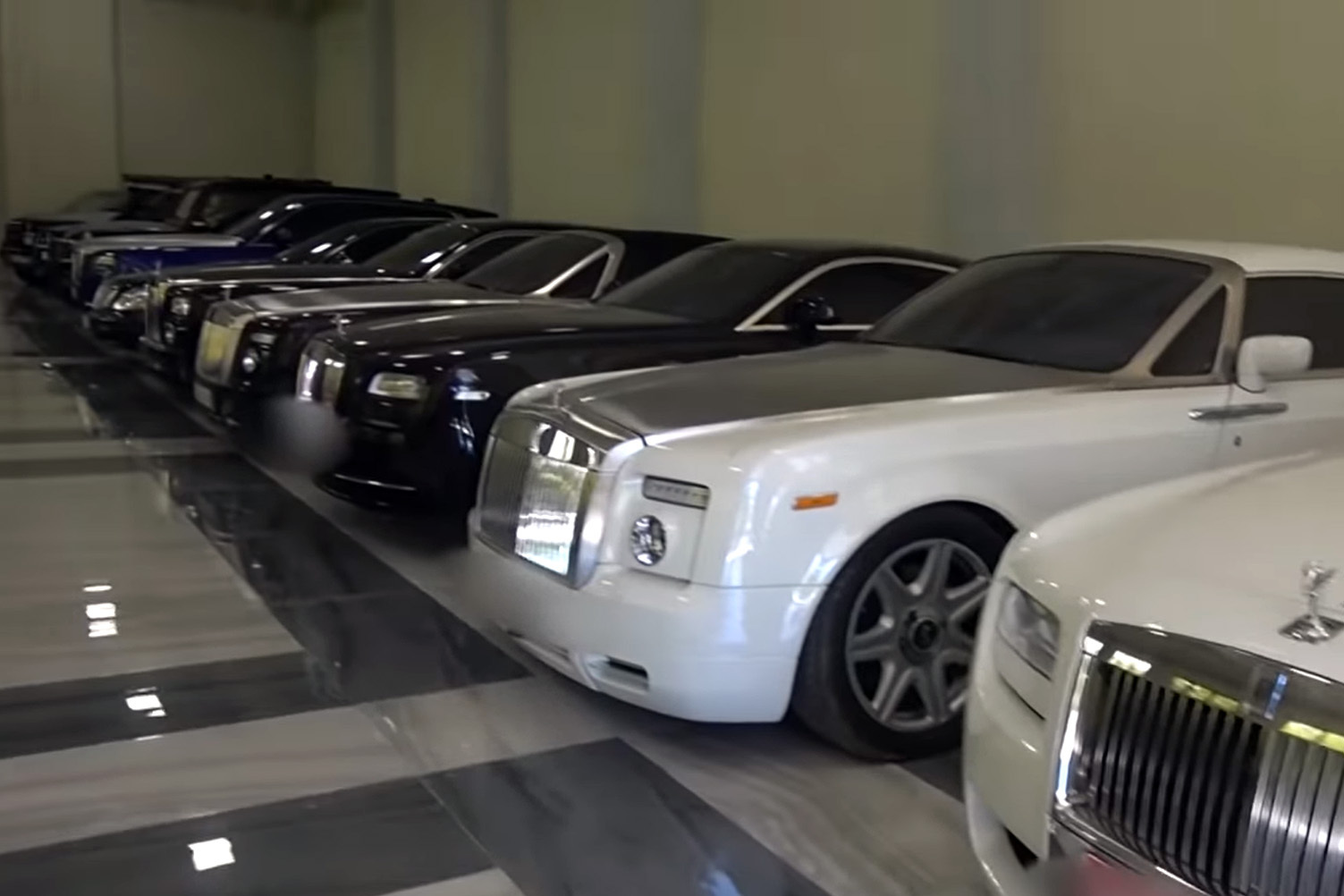 В гараже Царукяна большая коллекция дорогих автомобилей.