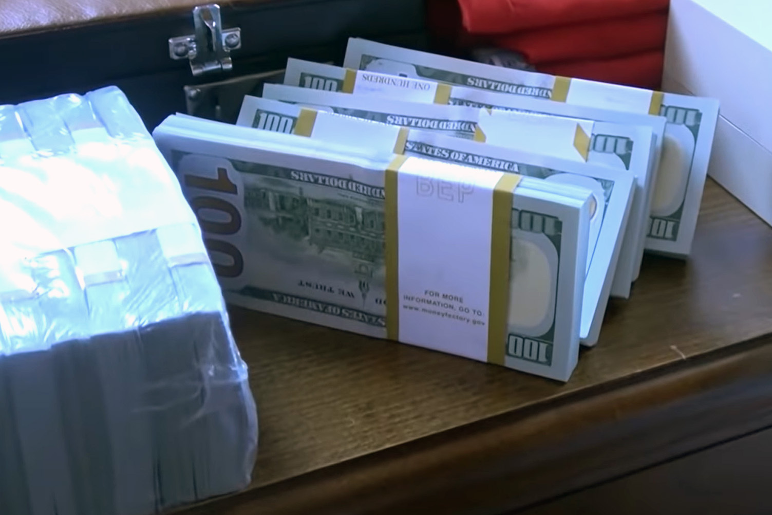 Пачки долларов США, найденные в резиденции Царукяна.