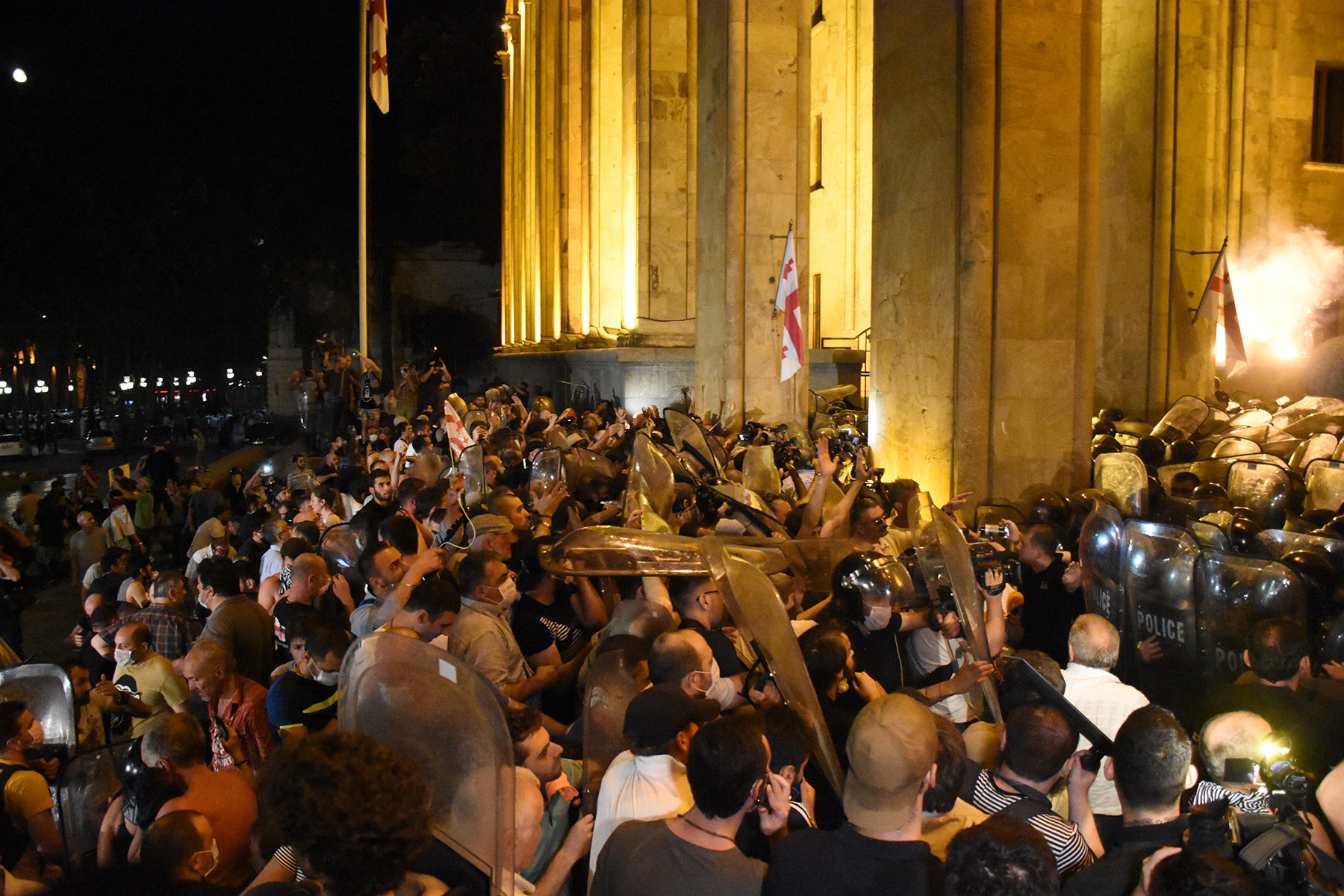 Столкновение протестующих и полиции в ночь с 20 на 21 июня длилось несколько часов. Фото: Мариам Никурадзе / OC Media.