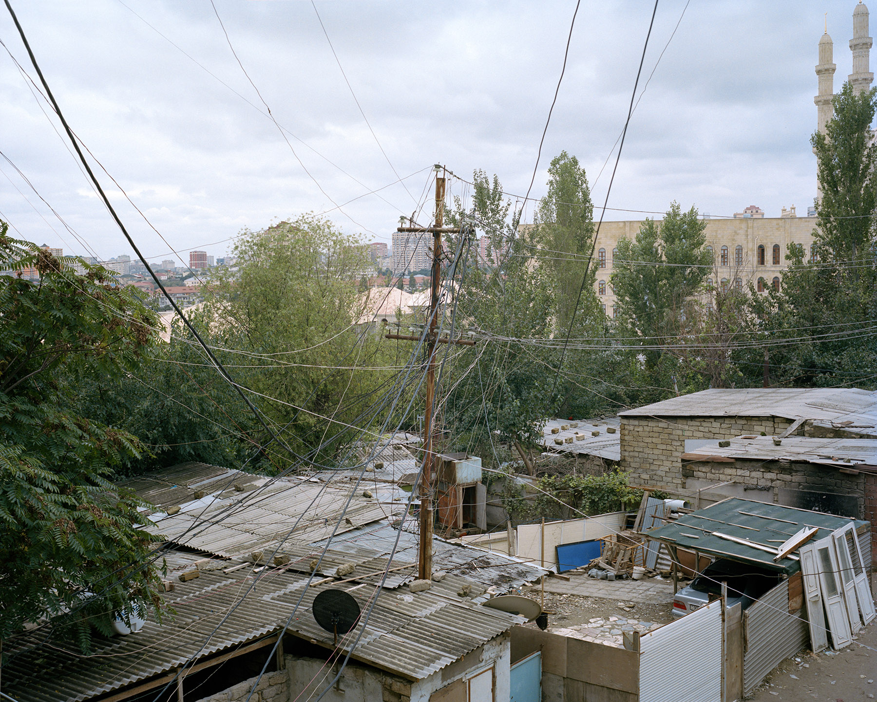 2017 год: Дома, где живут вынужденные переселенцы из Нагорного Карабаха, незаконно подключены к городской электросети. Эти дома находятся прямо за мечетью Гейдара Алиева — самой большой мечетью на Южном Кавказе.