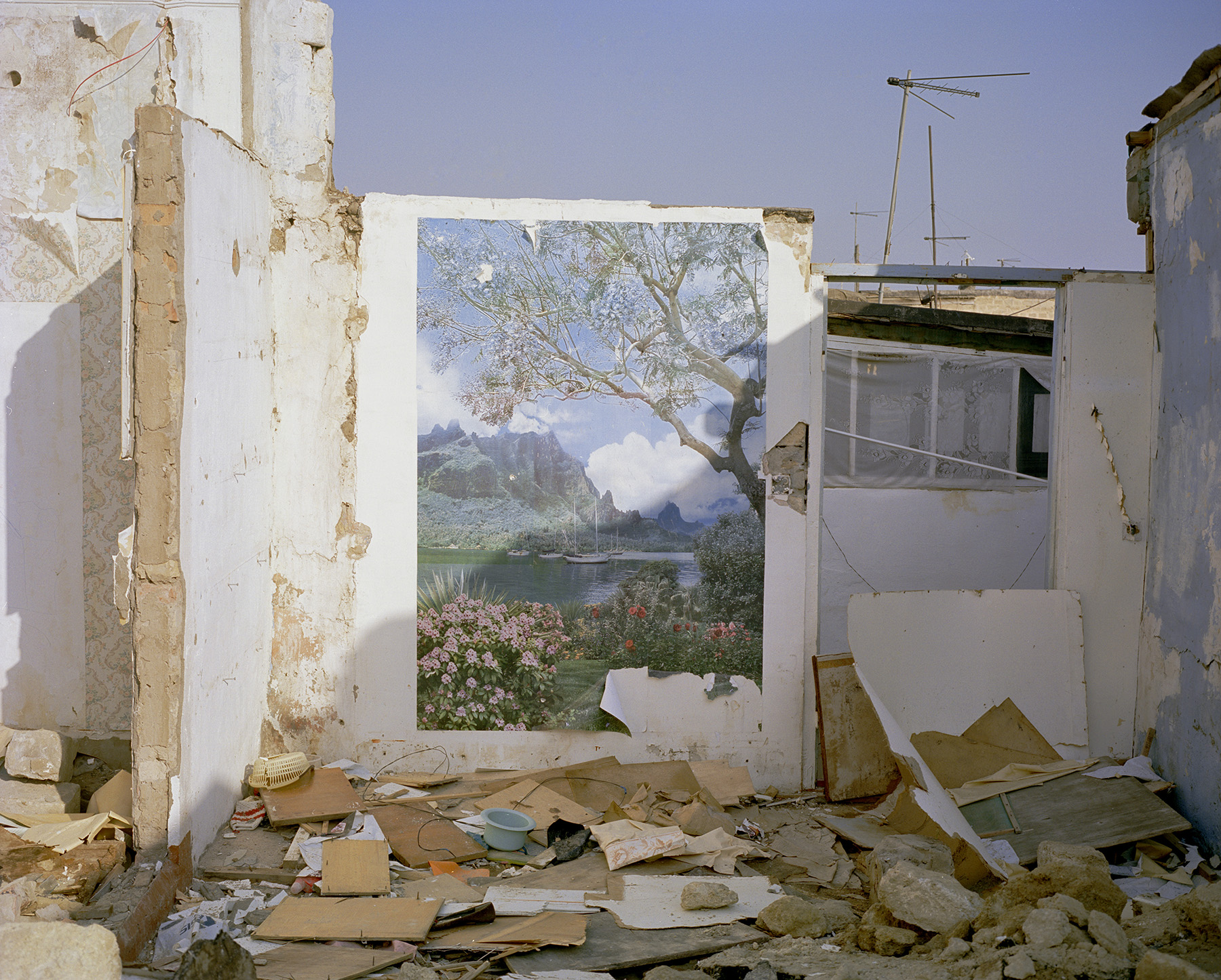 2014 год: На стене разрушенного дома всё ещё висит плакат с изображением природы — Советский, центральный район Баку.
