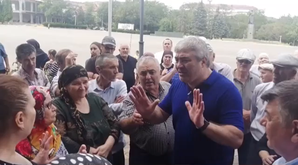 Мэр Буйнакска разговаривает с протестующими. Фото: Instagram-канал «Буйнакск.Аул»