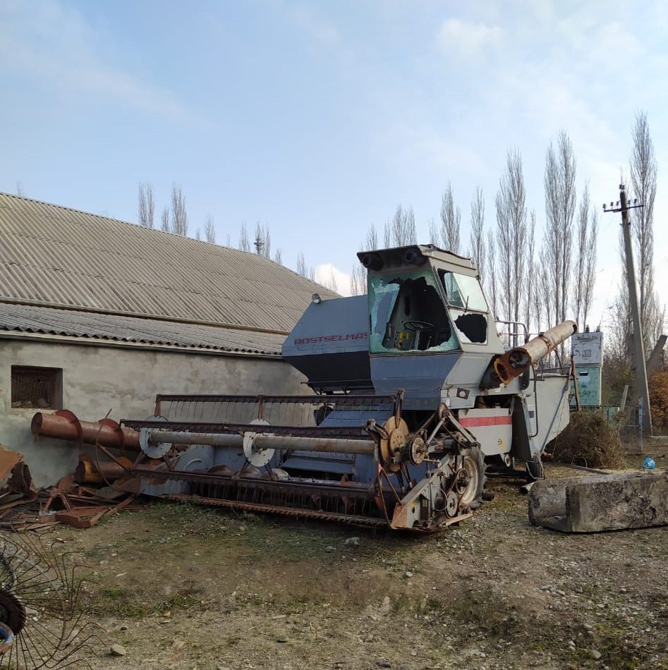 Сельскохозяйственное оборудование, повреждённое артобстрелом, Барда. Фото: Санубар Гейдарова.