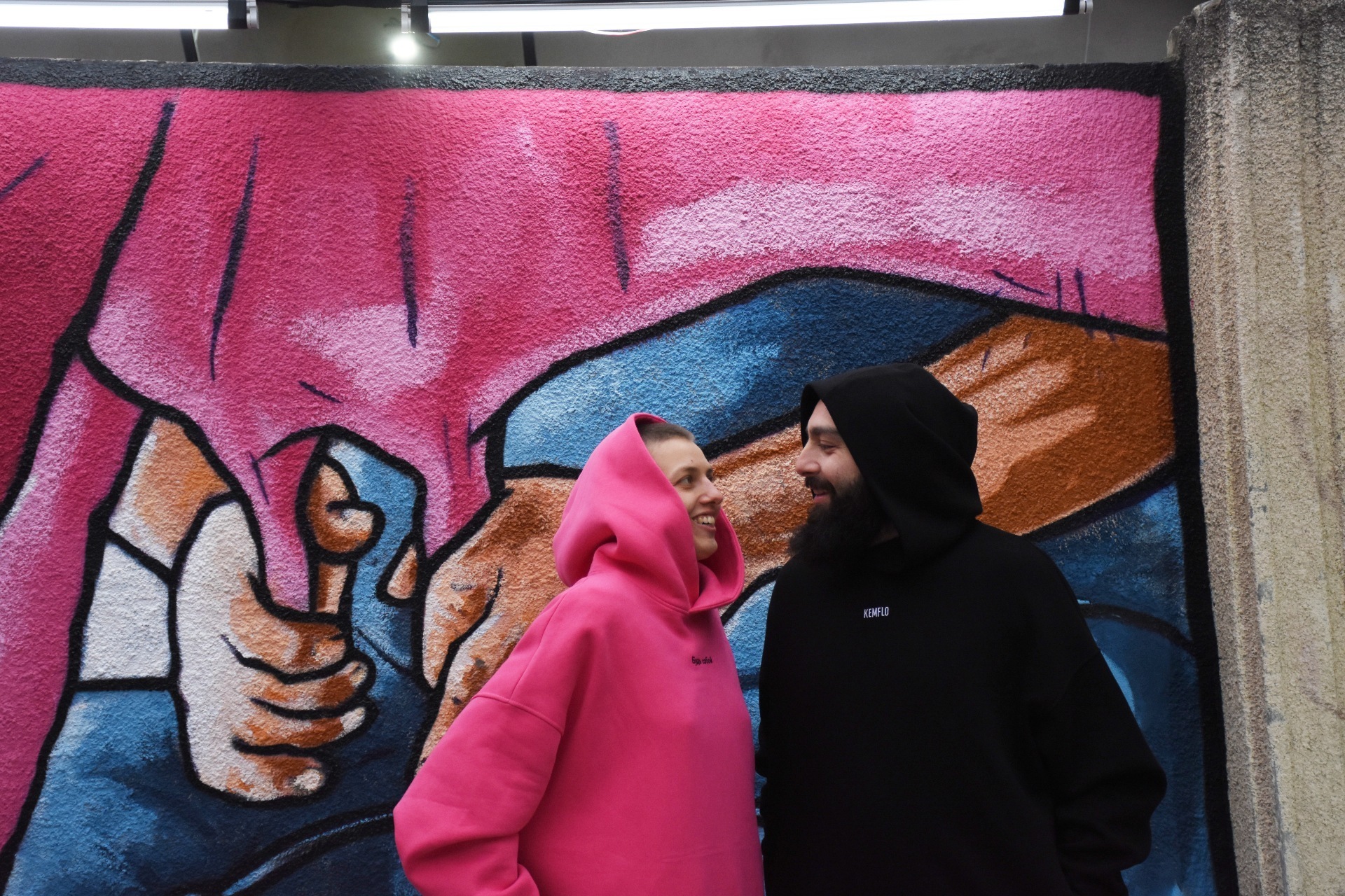 Стрит-арт художница Ксю Брайс и её муж-художник Пабло Каландаришвили. Фото: Тата Шошиашвили/OC Media