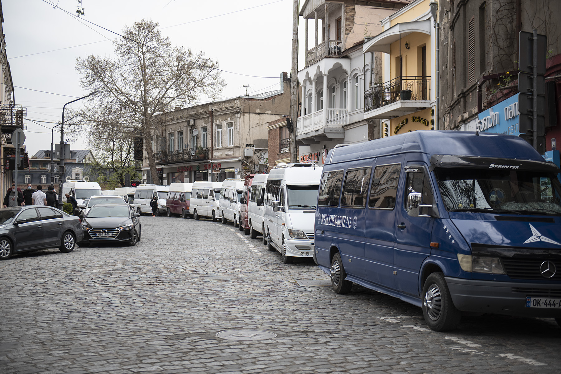 Десятки миниавтобусов припаркованы на нескольких улицах недалеко от места, где проходила демонстрация. Фото: Мариам Никурадзе/OC Media.